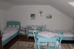 FeWo II Kinderzimmer mit Kommode und Tisch