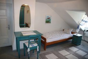 FeWo II Kinderzimmer mit kleinem Tisch