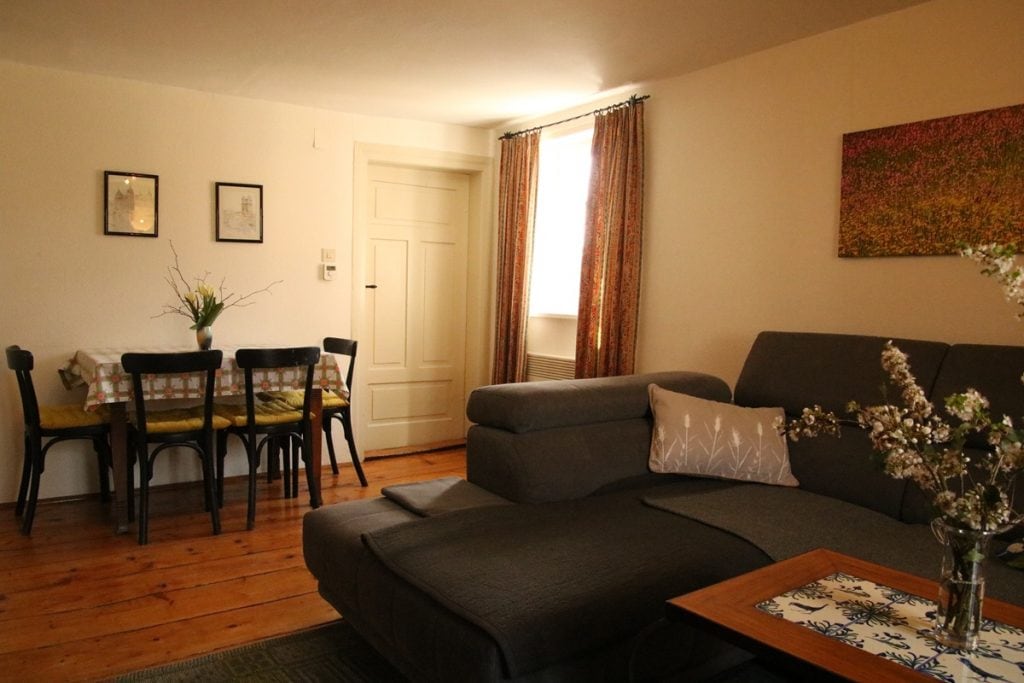 FeWo II Esstisch und Couch im Wohnzimmer