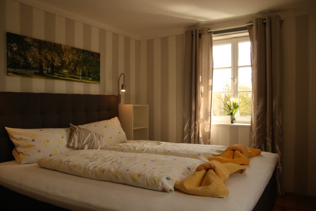 FeWo II Schlafzimmer mit Doppelbett