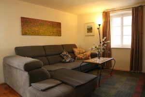 FeWo II Gemuetliche Couch im Wohnzimmer