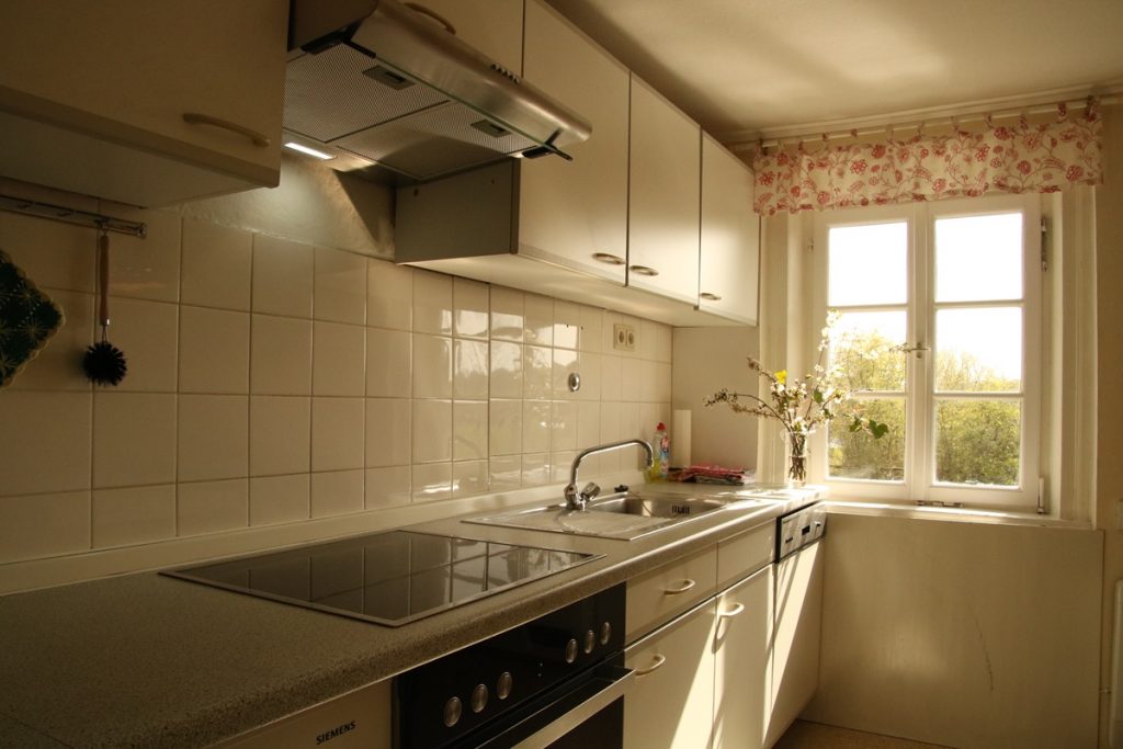 FeWo II voll eingerichtete Kueche mit Herd und Blick ins Gruene